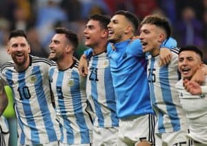giocatori dell'argentina abbracciati