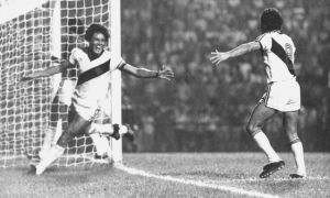 Roberto Dinamite comemorando gol.