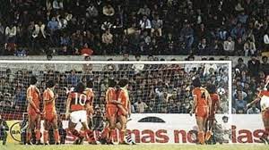 Zico saindo para comemorar o gol de falta contra o Cobreloa na Final da Libertadores de 1981