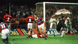 Renato Gaúcho comemorando o terceiro gol do Fluminense no decisivo Fla-Flu de 1995.