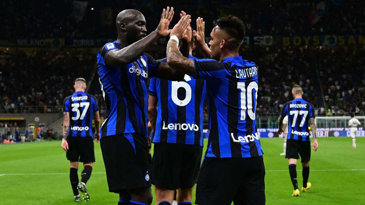 giocatori dell'Inter esultano in inter-napoli