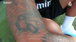 Foto do braço de Marcelo em que está a tatuagem do fusca em homenagem ao seu avô.