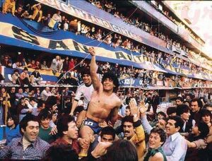 Diego_Maradona_celebrando_la_obtención_del_Torneo_Metropolitano_de_1981